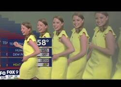 Enlace a Mujer del tiempo se lo pasa en grande con un efecto de pantalla