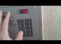 Enlace a Tocando la música de Tetris con un telefonillo