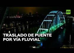 Enlace a Transportan un puente a través de un río en Países Bajos