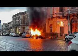 Enlace a Coche incendiado se pone en marcha