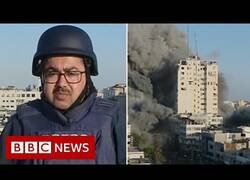 Enlace a Un edificio cae bombardeado durante una conexión en directo de la BBC