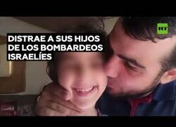 Enlace a Así distrae de los bombardeos un padre palestino a sus hijos