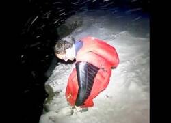 Enlace a Hacer wingsuit nocturno y convertirte en un cometa