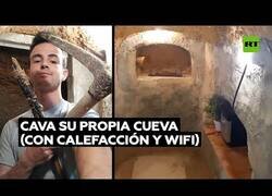 Enlace a Excava una cueva en su propia casa por una discusión con su madre