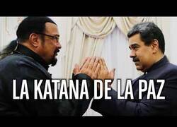 Enlace a Steven Seagal, Nicolás Maduro y la katana de la paz