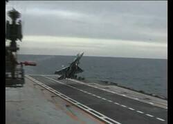 Enlace a Un caza interrumpe su aterrizaje en un portaviones