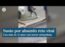 Enlace a Una joven de 14 años hospitalizada al ser atropellada tras ser empujada por sus 'amigas'