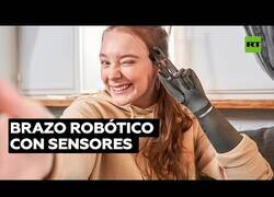 Enlace a Así es tener un brazo robótico con sensibilidad al tacto