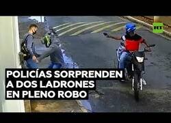Enlace a Dos ladrones se encuentran a dos policías de cara en pleno robo