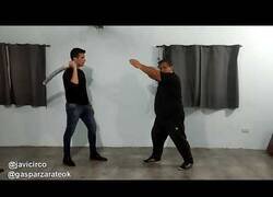 Enlace a Aprendiendo a defenderse de un ataque con un palo