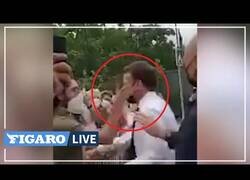 Enlace a Un hombre abofetea a Emmanuel Macron