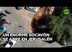 Enlace a Un socavón enorme 'engulle' varios coches en Jerusalén