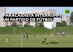 Enlace a Un paracaidista interrumpe en mitad de un partido de fútbol