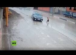 Enlace a Un coche esquiva por poco a un niño al que estaba a punto de atropellar