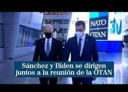 Enlace a El momento en el que Pedro Sánchez y Joe Biden se dirigen juntos a la reunión de la OTAN