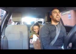 Enlace a Un conductor de Uber sorprende a sus clientes con un cachorro