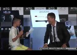 Enlace a Cristiano Ronaldo defiende a un chico japonés por intentar hablar portugués ante la risa de los presentes