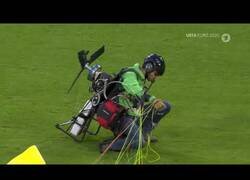 Enlace a Un activista de Greenpeace aterriza en mitad del partido de Eruocopa entre Francia y Alemania