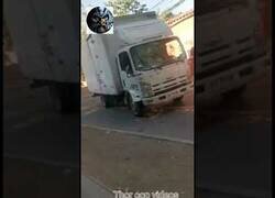 Enlace a Impactante pelea entre conductores de un camión y una furgoneta