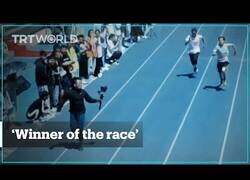 Enlace a Un hombre-cámara corre más deprisa que los propios participantes de la carrera que filma