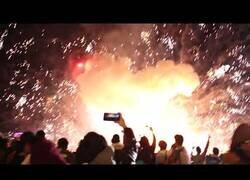 Enlace a Un globo lleno de fuegos artificiales cae y explota sobre cientos de personas