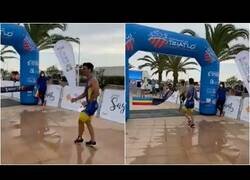 Enlace a Celebra su triunfo en un triatlón antes de tiempo y acaba perdiendo