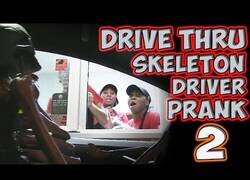 Enlace a Un esqueleto visita un McAuto