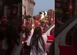 Enlace a Esto hicieron con una ambulancia que llegó a la celebraciones del Juneteenth, en Oakland, tras un tiroteo