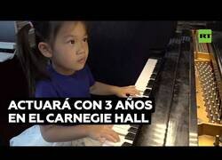 Enlace a La niña de 3 años que aprendió a tocar el piano durante la pandemia