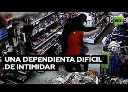 Enlace a Dependienta se defiende del ataque de un ladrón