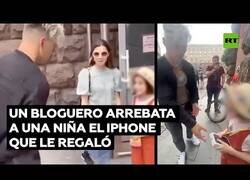 Enlace a Un 'tiktoker' le quita un iPhone a una suscriptora después de habérselo regalado