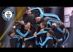 Enlace a ¿Cuántas personas caben en una pequeña plataforma entrando haciendo un front flip?