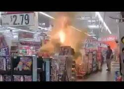 Enlace a Jóvenes encienden fuegos artificiales dentro de un supermercado