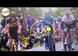 Enlace a Afcionada causa una caída masiva del pelotón del Tour por mostrar un cartel