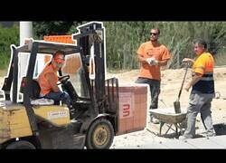 Enlace a Haciéndose pasar por albañil [Cámara Oculta]