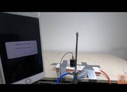 Enlace a Sistema infalible para evitar que el cargador siga gastando energía después de cargar nuestro móvil