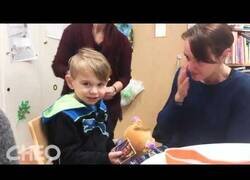 Enlace a El pequeño Dylan escucha a su madre por primera vez