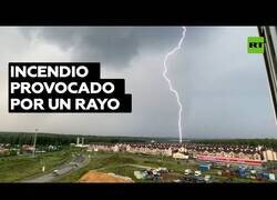 Enlace a Un rayo provoca un incendio en una zona residencial de Rusia
