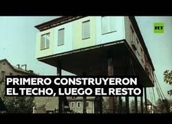 Enlace a El día que intentaron construir una casa por el tejado