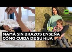 Enlace a Una madre sin brazos muestra como cría a su hija