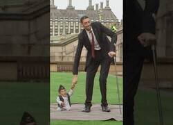 Enlace a El hombre más bajito del mundo conoce al hombre más alto del mundo