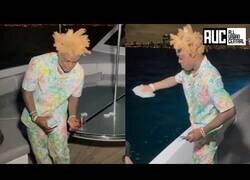 Enlace a El rapero Kodak Black lanza al mar miles de dólares en billetes de 100