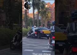 Enlace a Taxista arrolla a motorista en Barcelona y se da a la fuga