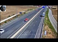 Enlace a Aparatoso accidente de tráfico que demuestra qué no se debe hacer