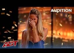 Enlace a La mujer que se cambia de ropa al instante