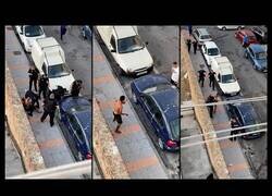 Enlace a Increíble reducción de la policía a un hombre armado con dos cuchillos en Ceuta