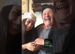 Enlace a Cuando intentas dar pena con tu abuela para que os concedan una beca, pero no os sale bien