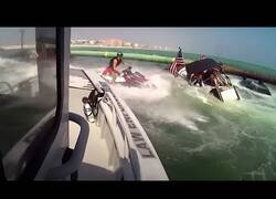 Enlace a Así es el rescate de 9 personas en un bote hundido