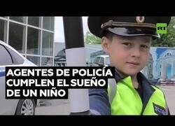 Enlace a Policía cumplen el sueño de este niño de poner orden en su calle