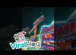 Enlace a Decenas de personas ayudan a que una atracción de feria no se venga abajo